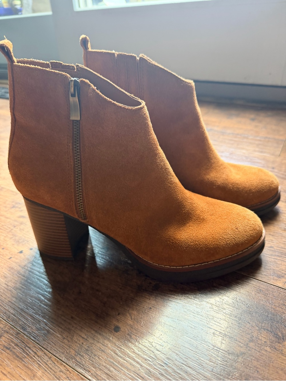 Clarks Ankle Boots Women’s 9 Tan Brown Suede Block Heel Side Zip Booties Fall